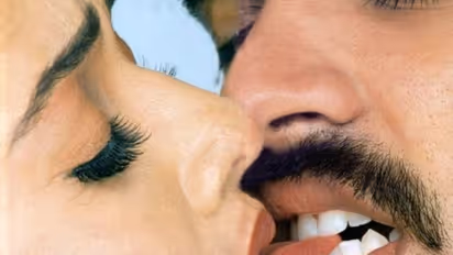 జబర్దస్త్ ఖుష్బూ లిప్ కిస్ అప్పట్లోనే సంచలనం..ఆ హీరోలతో రమ్యకృష్ణ, అనుష్క, ఛార్మి, డింపుల్ క్రేజీ లిప్ లాక్స్