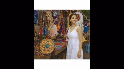 కురులు చెలరేగిపోతుండగా అందాలతో చిత్తు చేస్తున్న `హిట్‌` బ్యూటీ.. స్లీవ్‌లెస్‌ వైట్‌ డ్రెస్‌లో కిర్రాక్‌ లుక్‌