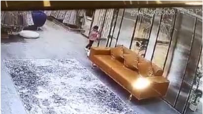 കളിക്കുന്നതിനിടെ ടെക്സ്റ്റൈല് ഷോറൂമിലെ ഗ്ലാസ് ഡോർ തകർന്ന് ദേഹത്ത് വീണു, അടിയില്പ്പെട്ട കുഞ്ഞിന് ദാരുണാന്ത്യം