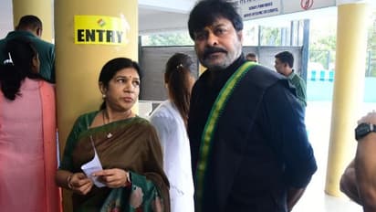 పోలింగ్ కేంద్రం వద్ద చిరంజీవి కామెడీ, మెగాస్టార్ కామెడీ టైమింగ్ అదుర్స్ అంటున్న అభిమానులు, ఇంతకీ ఏమంటున్నారంటే