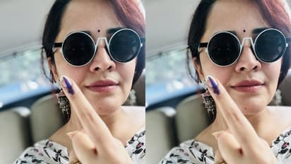 లైట్ మేకప్లో కేకపెట్టిస్తున్న అనసూయ.. ముట్టుకుంటే మాసిపోతుందేమో.. ఓటు వేశాక కారులో పోజ్ అదిరింది..