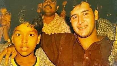 అబ్బాస్ తో ఉన్న కుర్రాడిని గుర్తుపట్టారా..? ప్రస్తుతం తమిళ స్టార్ హీరో అని తెలుసా..?