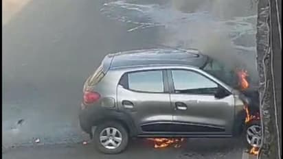 കോഴിക്കോട് തീപിടിച്ചശേഷം കാര് റോഡിലേക്ക് നീങ്ങി, അപകടമൊഴിവായത് തലനാരിഴയ്ക്ക്