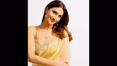 జారిపోతున్న పలచని డ్రెస్ లో బెడ్ పై వాణి కపూర్ బోల్డ్ షో.. కుర్రాళ్ళని ఊరించి పిచ్చెక్కిస్తోంది 