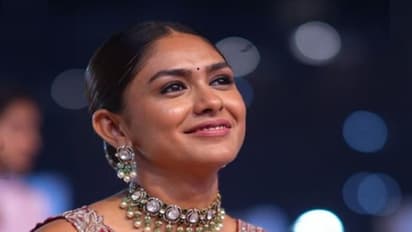 'ഹായ് നാണ്ണാ ഇഷ്ടപ്പെട്ടില്ലെങ്കില് താൻ തന്റെ പേര് മാറ്റാം', ആരാധകരോട് മൃണാള് താക്കൂര്