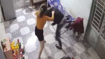 അടി, ഇടി, ചവിട്ട്; വൈകിയെത്തിയതിന് ഭര്ത്താവിനെ അക്രമിച്ച് ഭാര്യ? വീഡിയോ കണ്ടത് 23 മില്ല്യൺ പേർ