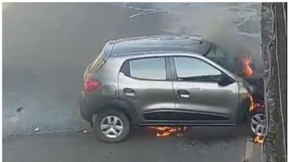ദമ്പതികൾ പുറത്തിറങ്ങി ആശുപത്രിയില്‍ പോയതിന് പിന്നാലെ കാറിന് തീപിടിച്ചു; തനിയെ  നീങ്ങി ഭിത്തിയിൽ ഇടിച്ചുനിന്നു