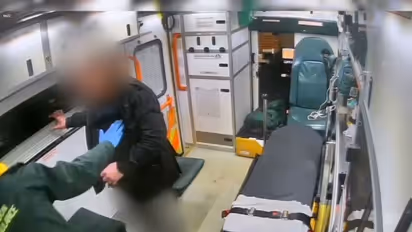 ആംബുലൻസിനുള്ളില്‍ രോഗിയുടെ ആക്രമണം, വാഹനത്തിനുള്ളില്‍ മൂത്രമൊഴിച്ചു; വീഡിയോ വ്യാപകമാകുന്നു