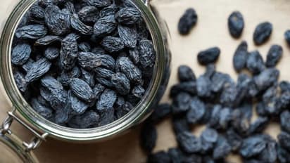 രാവിലെ വെറും വയറ്റിൽ കുതിർത്ത ഉണക്കമുന്തിരി കഴിക്കൂ; അറിയാം ഈ അഞ്ച് ഗുണങ്ങള്...