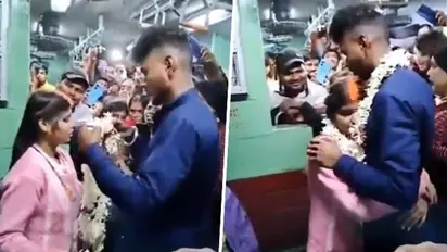Viral Video: Couple exchange garlands, groom ties mangalsutra around bride's neck in moving train wedding