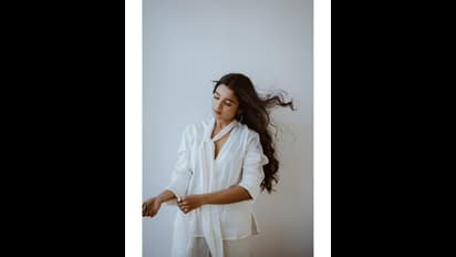 ಬಿಳಿ ಡ್ರೆಸ್‌ನಲ್ಲಿ ಬೋಲ್ಡ್ ಪೋಸ್ ಕೊಟ್ಟ ಚೈತ್ರಾ ಆಚಾರ್: ಮೇಕಪ್ ಮಾತ್ರ ಜಾಸ್ತಿ ಆಯ್ತು ಎಂದ ಫ್ಯಾನ್ಸ್‌!