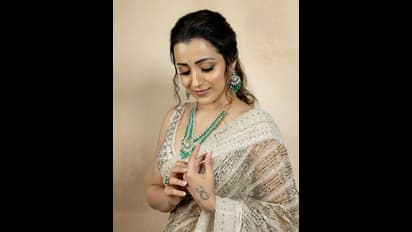 త్రిష అన్నం మానేసి అందం తింటుందా.. నగలకే అందం తెస్తూ హోయలు పోయిన సీనియర్ బ్యూటీ.. చీరలో కత్తిలా ఉందిగా