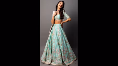 వెడ్డింగ్ ఫంక్షన్ లో మోడ్రన్ గా కనిపించాలంటే ఈ డిజైన్ లెహంగాలను ట్రై చేయండి