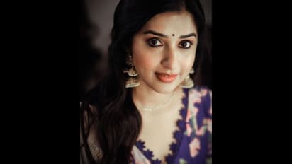 Meera Jasmine: చందమామను మింగేసిందా మబ్బులతో స్నానం చేసిందా... వైరల్ గా మీరా జాస్మిన్ మెస్మరైజింగ్ లుక్!