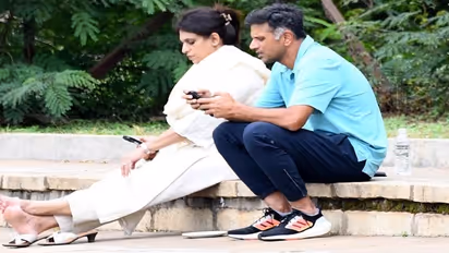 ಸ್ಟೇಡಿಯಂನ ಕಟ್ಟೆಯ ಮೇಲೆ ಕುಳಿತು ಮಗನ ಆಟ ವೀಕ್ಷಿಸಿದ ಟೀಮ್ ಇಂಡಿಯಾ ಮುಖ್ಯ ಕೋಚ್ ರಾಹುಲ್ ದ್ರಾವಿಡ್!