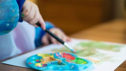 6 വയസുകാരിയെക്കൊണ്ട് മൂന്നാഴ്ച്ച പാത്രങ്ങൾ കഴുകിപ്പിച്ചു, ചോദ്യം ചെയ്തപ്പോൾ സ്കൂളിൽനിന്നും പുറത്താക്കി