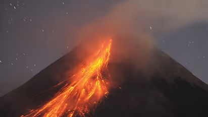 ఐస్‌లాండ్ అగ్నిపర్వతం బద్దలు.. జనావాసాల్లోకి లావా, కాలిబూడిదవుతున్న ఇళ్లు... 