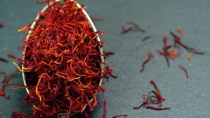 ஒளிரும் சருமத்தை பெற  குங்குமப்பூவுடன் இந்த ஃபேஸ் பேக்கை ட்ரை பண்ணுங்க!