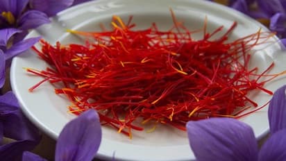 मुंहासों के दाग हटाने के लिए आज़माएं केसर के जादुई फॉर्मूले