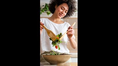 சமையலறையில் 'இந்த' பொருட்களை காலியாக வைக்காதீங்க..பண பற்றாக்குறை வரும்!