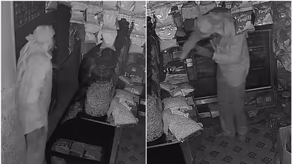 ഈ കടയിൽ എന്തൊക്കെയുണ്ട്... ടോർച്ച് തെളിച്ച് ക്ഷമയോടെ തപ്പുന്ന കള്ളൻ, മുകളിൽ എല്ലാം കാണുന്നയാളെ മറന്നു