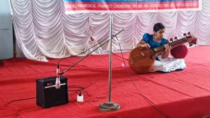 ശബ്ദസംവിധാനം തകരാറിൽ, കലോത്സവത്തിൽ വീട്ടിൽ നിന്നും മൈക്ക് എത്തിച്ച് പങ്കെടുത്ത് മത്സരാർത്ഥി