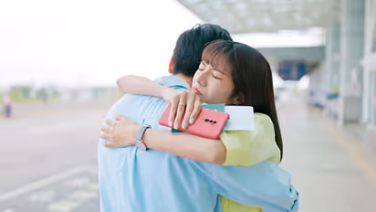 കാമുകന് 24, പ്രായം മറയ്ക്കാന്‍ 41 കാരി വ്യാജ പാസ്പോര്‍ട്ട് എടുത്തു; പക്ഷേ വിമാനത്താവളത്തില്‍ എട്ടിന്‍റെ പണി !