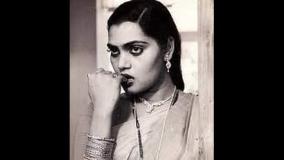 Silk Smitha : 15 ఏళ్లకే పెళ్లి.. పేదరికం నుంచి స్టార్ స్టేటస్.. అలా నరకం.. స్కిల్ స్మిత లైఫ్ స్టోరీ తెలుసా? 