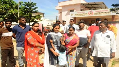 ಚಿಕ್ಕಮಗಳೂರು: ವಕೀಲನ ಮೇಲೆ ಪೊಲೀಸರ ಹಲ್ಲೆ ಪ್ರಕರಣ, ಅಮಾನತುಗೊಂಡ ಆರಕ್ಷರ ಕುಟುಂಬದಿಂದ ಧರಣಿ