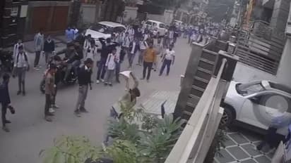 ಜನರು, ಮಕ್ಕಳು ನೋಡುತ್ತಿರುವಾಗಲೇ ಕಲ್ಲು, ಟೈಲ್ಸ್, ಚೂರಿಯಿಂದ ವ್ಯಕ್ತಿಯ ಮೇಲೆ ಹಲ್ಲೆ!