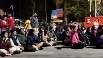 ವಕೀಲರು-ಪೊಲೀಸರ ಫೈಟ್, ಅಮಾನತು ವಿರೋಧಿಸಿ ಡ್ಯೂಟಿ ಬಿಟ್ಟು ರಸ್ತೆಗಳಿಸಿದ ಖಾಕಿ ಪಡೆ!