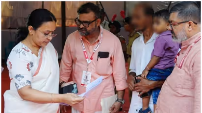 'കപ്പലണ്ടി കച്ചവടമാണ്, മകന്‍റെ മജ്ജ മാറ്റിവെക്കാൻ 40 ലക്ഷം വേണം', കണ്ണീരോടെ നവ കേരള സദസിലെത്തി അച്ഛൻ; പരിഹാരം