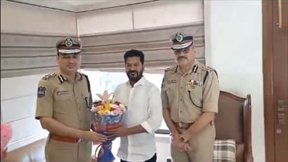 Telangana Election results 2023: రేవంత్ రెడ్డి ఇంటికి డీజీపీ అంజనీకుమార్, అభినందనలు తెలిపిన ఐపీఎస్ అధికారులు