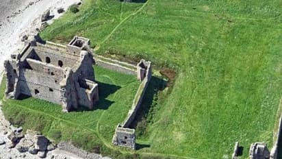 ബിയർ അഭിഷേകം നടത്തി കിരീടധാരണം, 10 പേർ മാത്രമുള്ള കുഞ്ഞൻ ദ്വീപും അവരുടെ രാജാവും