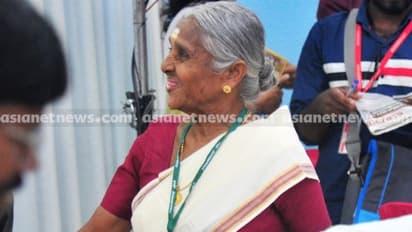നവ കേരള സദസ്സ്: പ്രഭാത യോഗത്തിൽ അതിഥിയായെത്തി പാട്ടുഗ്രാമത്തിലെ തത്തമ്മ; കലാകാരന്മാർക്ക് ആനൂകൂല്യം ആവശ്യം