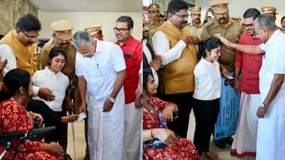 'ഏഷ്യയിലാദ്യം'; ഇരു കൈകളുമില്ല, കാലുകൾ കൊണ്ട് വാഹനമോടിച്ച് ലൈസൻസ് നേടി ജിലുമോൾ, മുഖ്യമന്ത്രി ലൈസൻസ് കൈമാറി