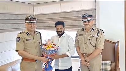 ರೇವಂತ್ ರೆಡ್ಡಿ ಭೇಟಿಯಾಗಿ ಹೂಗುಚ್ಛ ನೀಡಿದ ಡಿಜಿಪಿಯನ್ನು ಅಮಾನತು ಮಾಡಿದ ಚುನಾವಣಾ ಆಯೋಗ!