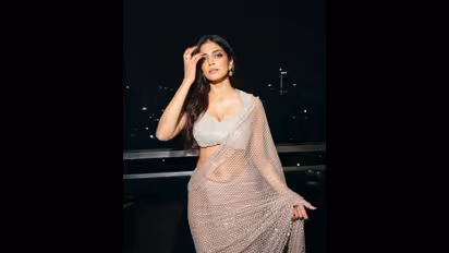 ಟ್ರಾನ್ಸ್ಪರೆಂಟ್ ಸೀರೆಯಲ್ಲಿ ಮಾಳವಿಕಾ ಬೋಲ್ಡ್ ಲುಕ್‌: ಸೊಂಟ ನೋಡಿ ಸುಸ್ತಾಯ್ತು ಎಂದ ಪಡ್ಡೆಹೈಕ್ಳು!