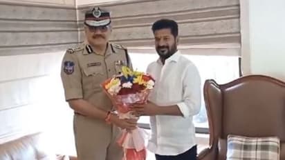 അനുമുലയെ പൂക്കളുമായി ചെന്നുകണ്ടു, തെലങ്കാന ഡിജിപിയെ സസ്പെന്‍ഡ് ചെയ്ത് തെരഞ്ഞെടുപ്പ് കമ്മീഷന്‍ 