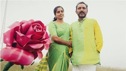 2.5 അടി വ്യാസം, 35 കിലോ തൂക്കം; വിവാഹവാര്ഷികത്തിന് ഭാര്യക്ക് കൂറ്റന് 'റോസാ പൂ' സമ്മാനിച്ച് ഭര്ത്താവ്