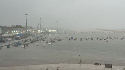 சூறாவளி காற்றோடு இரவு வரை கன மழை நீடிக்கும்.! சென்னை மக்களுக்கு ஷாக் கொடுத்த வானிலை ஆய்வு மையம்