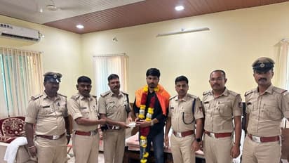 ಅನ್ನಭಾಗ್ಯ ಅಕ್ಕಿ ಅಕ್ರಮದಲ್ಲಿ ಕೇಳಿಬಂದಿರೋ ವ್ಯಕ್ತಿಗೆ  ಪೊಲೀಸ್ ಸನ್ಮಾನ: ಫೋಟೋ ವೈರಲ್‌! 