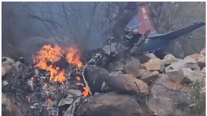 വ്യോമസേനാ വിമാനം പരിശീലന പറക്കലിനിടെ തകര്ന്നു വീണു; രണ്ട് പൈലറ്റുമാര് മരിച്ചു