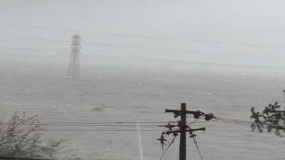 Cyclone Michaung:బాపట్ల వద్ద తీరాన్ని తాకిన మిచౌంగ్ తుఫాన్, 20 అడుగులు ముందుకొచ్చిన సముద్రం