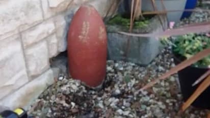 പൂന്തോട്ടത്തിൽ 100 വർഷമായി സ്ഫോടനശേഷിയുള്ള ബോംബ്, ഡമ്മിയെന്ന് കരുതി അലങ്കാരത്തിന് വച്ച് വീട്ടുകാർ..!