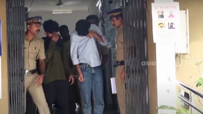 കല്യാണം കൂടാൻ വന്നവരെ നിർബന്ധിച്ച് കൂട്ടി, തുരുമ്പെടുത്ത ഭണ്ഡാരം കണ്ടപ്പോൾ പ്ലാനിംഗ്; ഇനി അഴിയെണ്ണം എടുക്കാം!