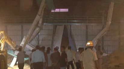 200 ಟನ್‌ ಮೆಕ್ಕೆಜೋಳದ ರಾಶಿ ಅಡಿ ಸಿಲುಕಿದ 10 ಕಾರ್ಮಿಕರು: ಆಮ್ಲಜನಕ ಪೂರೈಕೆ, ರಕ್ಷಣೆ ಮಾಡಲು ಸಾಹಸ!