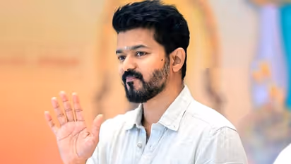  'പരാജയത്തിന്‍റെ പടുകുഴിയില്‍ നിന്നും കൈപിടിച്ചുയര്‍ത്തിയ വ്യക്തിയെ തിരിഞ്ഞു നോക്കാതെ വിജയ്': തമിഴകത്ത് രോഷം.!