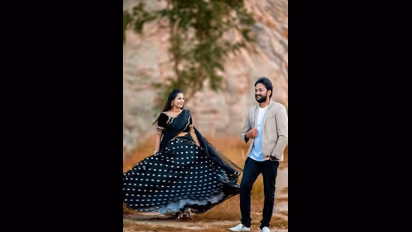 ಯುಟ್ಯೂಬರ್ ಚಂದನ್ ಕೈ ಹಿಡಿದ ಕಿರುತೆರೆ ನಟಿ ನವ್ಯಾ ನಾರಾಯಣ್; ಫೋಟೋ ವೈರಲ್