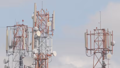 கனமழையால் ஏற்பட்ட பயங்கர சேதம்.. முடங்கிய செல் போன் சிக்னல் - தவிக்கும் சென்னைவாசிகள்!